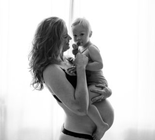 Sprankelend fotografie Vianen zwangerschapsshoot borstvoedingsshoot mama en kind mama en dochter lingerie ondergoed hoogzwanger